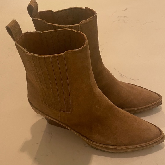 Tory Birch Lila Pull On Ankle Boot in Brown Suede Size 8.5 - Picture 3 of 7